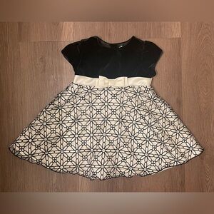 Youngland Baby Dress Size 24 mos
Black and Cream